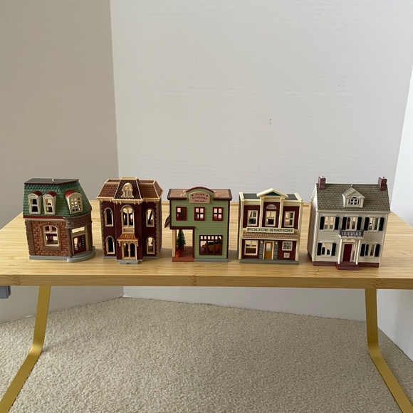 Lot 5 Hallmark Ornaments Nostalgic Houses & Shops 2006-2010 - Picture 3 of 6